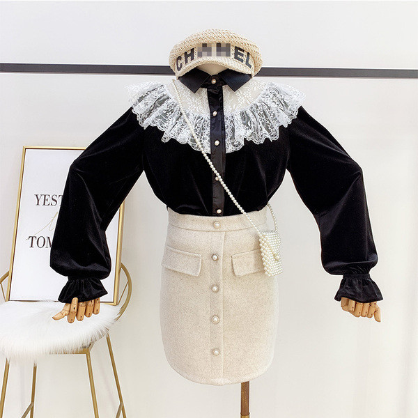 Stílusos női ing bársonyból és csipkéből klasszikus gallérral fehér és fekete színben