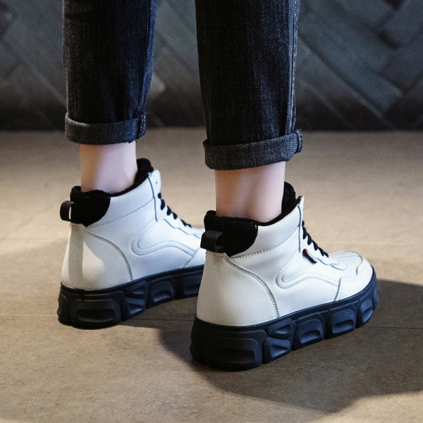 Μοντέρνα γυναικεία πάνινα παπούτσια με κορδόνια και χοντρύ σόλα σε μαύρο και γκρι χρώμα