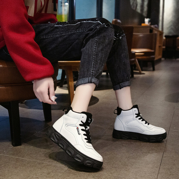 Μοντέρνα γυναικεία πάνινα παπούτσια με κορδόνια και χοντρύ σόλα σε μαύρο και γκρι χρώμα