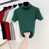 Női pulóver rövid ujjal és magas gallérral