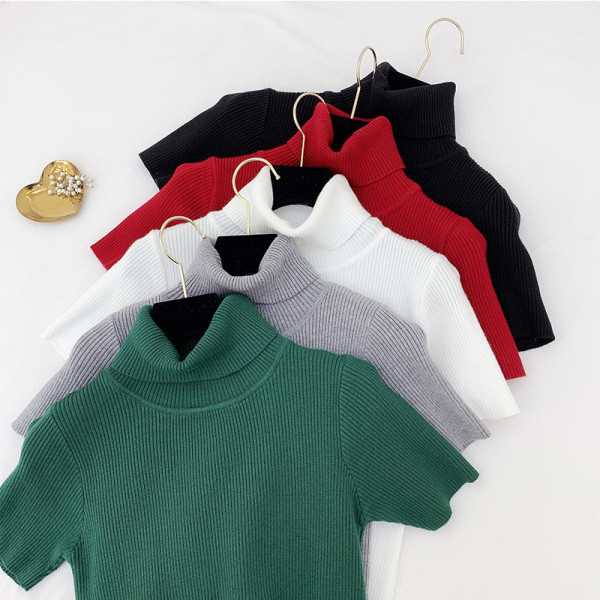 Női pulóver rövid ujjal és magas gallérral