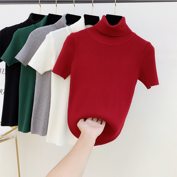 Női pulóver rövid ujjal és magas gallérral