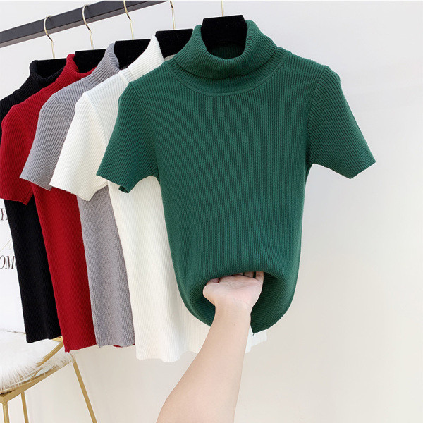 Női pulóver rövid ujjal és magas gallérral