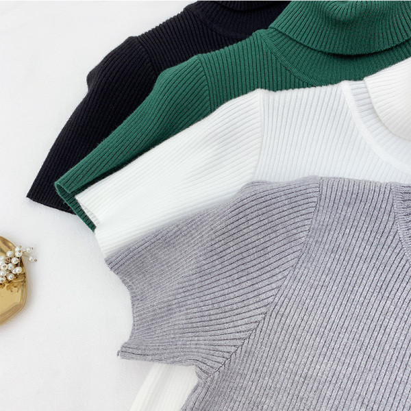 Női pulóver rövid ujjal és magas gallérral