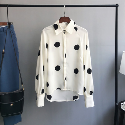 Νέο μοντέλο ασύμμετρο γυναικείο πουκάμισο με κλασικό γιακά πουά σε λευκό και μαύρο χρώμα