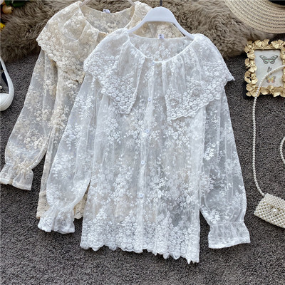 Μοντέρνο γυναικέιο δαντελένιο πουκάμισο με μακρύ μανίκι με μπεζ και λευκά κουμπιά