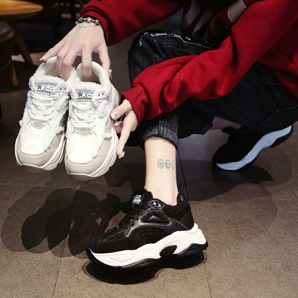 ΝΕΟ μοντέλο γυναικεία αθλητικά  πάνινα παπούτσια σε μπεζ και μαύρο χρώμα