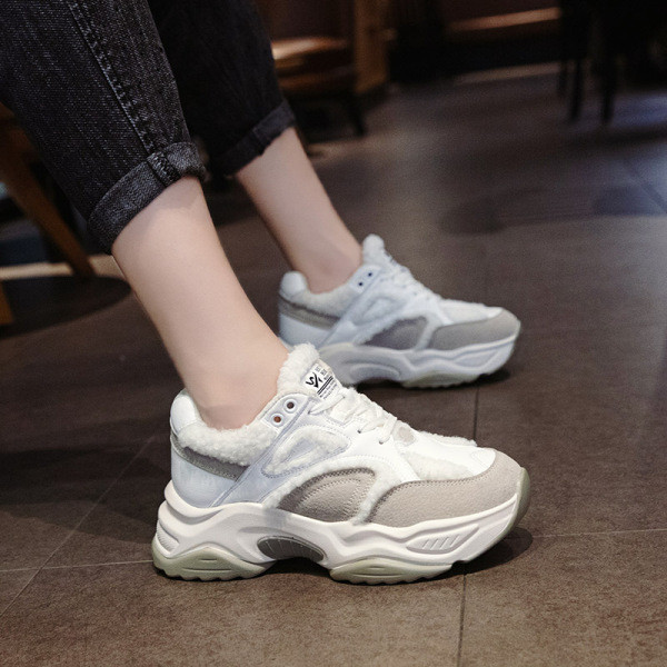 ΝΕΟ μοντέλο γυναικεία αθλητικά  πάνινα παπούτσια σε μπεζ και μαύρο χρώμα