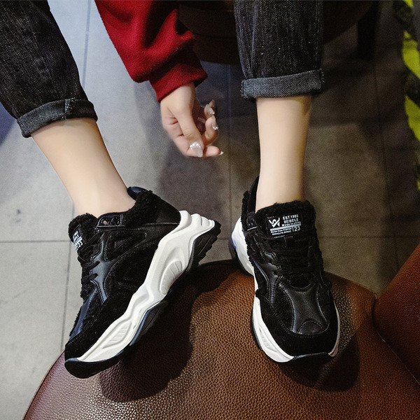 ΝΕΟ μοντέλο γυναικεία αθλητικά  πάνινα παπούτσια σε μπεζ και μαύρο χρώμα