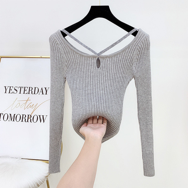 Modern női pulóver keresztpántokkal, szürke, fekete, piros és fehér színben