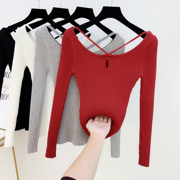 Modern női pulóver keresztpántokkal, szürke, fekete, piros és fehér színben