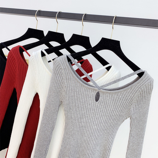 Modern női pulóver keresztpántokkal, szürke, fekete, piros és fehér színben