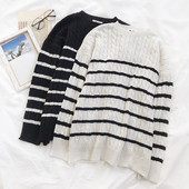 Γυναικείο ριγέ πουλόβερ σε λευκό και μαύρο χρώμα με οβάλ λαιμόκοψη