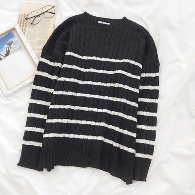 Γυναικείο ριγέ πουλόβερ σε λευκό και μαύρο χρώμα με οβάλ λαιμόκοψη