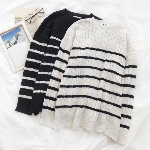 Γυναικείο ριγέ πουλόβερ σε λευκό και μαύρο χρώμα με οβάλ λαιμόκοψη