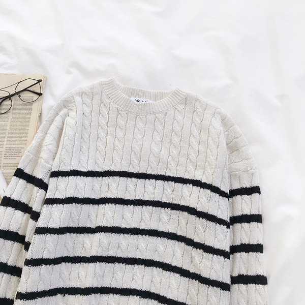 Γυναικείο ριγέ πουλόβερ σε λευκό και μαύρο χρώμα με οβάλ λαιμόκοψη