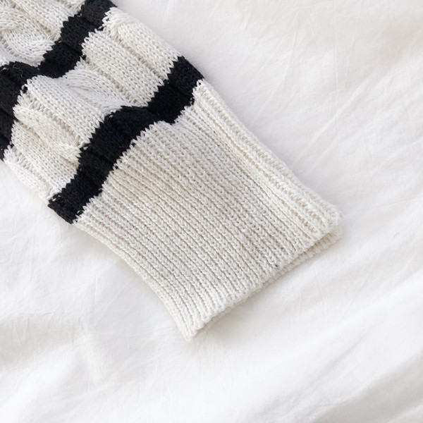 Γυναικείο ριγέ πουλόβερ σε λευκό και μαύρο χρώμα με οβάλ λαιμόκοψη