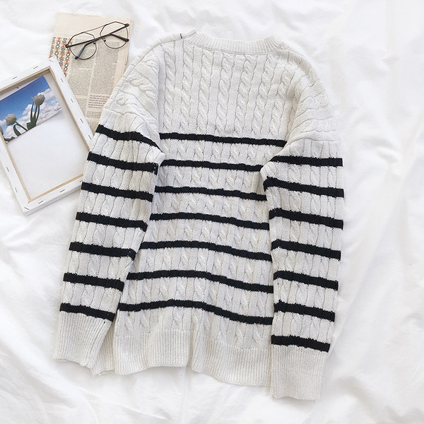 Γυναικείο ριγέ πουλόβερ σε λευκό και μαύρο χρώμα με οβάλ λαιμόκοψη