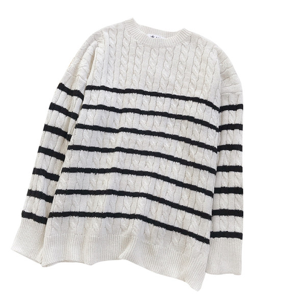 Γυναικείο ριγέ πουλόβερ σε λευκό και μαύρο χρώμα με οβάλ λαιμόκοψη