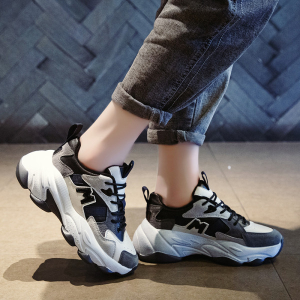 Αθλητικά casual γυναικεία παπούτσια σε άσπρο και μαύρο χρώμα