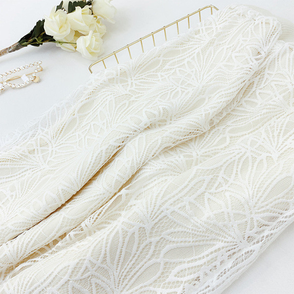 Γυναικεία δαντελένια φούστα με ψηλή μέση, σε λευκό και μαύρο χρώμα