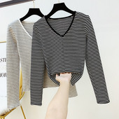 Ριγέ γυναικεία μπλούζα με V-λαιμόκοψη σε λευκό και μαύρο χρώμα
