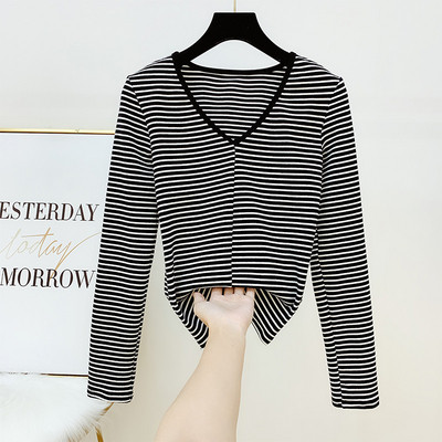 Ριγέ γυναικεία μπλούζα με V-λαιμόκοψη σε λευκό και μαύρο χρώμα