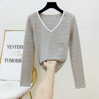 Ριγέ γυναικεία μπλούζα με V-λαιμόκοψη σε λευκό και μαύρο χρώμα