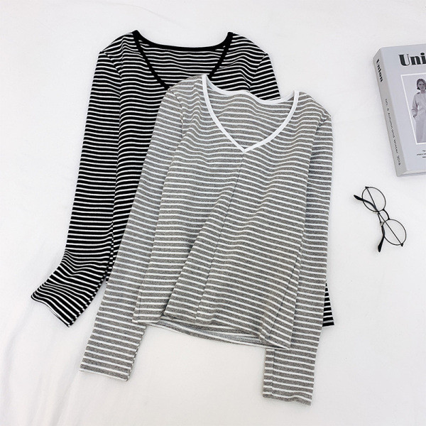 Ριγέ γυναικεία μπλούζα με V-λαιμόκοψη σε λευκό και μαύρο χρώμα