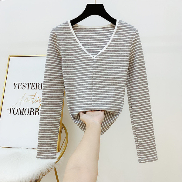 Ριγέ γυναικεία μπλούζα με V-λαιμόκοψη σε λευκό και μαύρο χρώμα