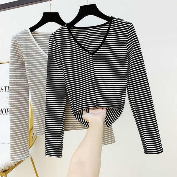 Ριγέ γυναικεία μπλούζα με V-λαιμόκοψη σε λευκό και μαύρο χρώμα