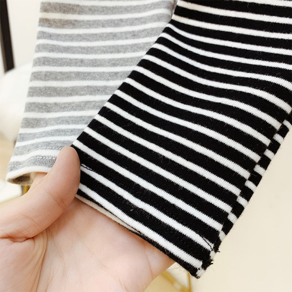 Ριγέ γυναικεία μπλούζα με V-λαιμόκοψη σε λευκό και μαύρο χρώμα