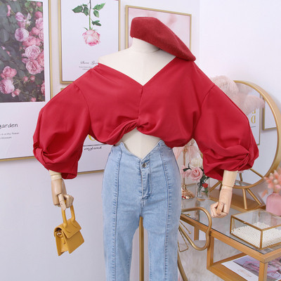 Új modell női blúz mély spitz nyakkivágással és széles ujjú fehér, fekete, sárga és piros színben