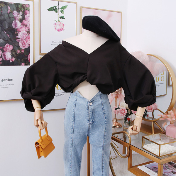 Új modell női blúz mély spitz nyakkivágással és széles ujjú fehér, fekete, sárga és piros színben