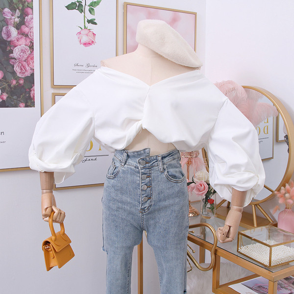 Új modell női blúz mély spitz nyakkivágással és széles ujjú fehér, fekete, sárga és piros színben