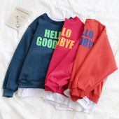 Καθημερινή γυναικεία μπλούζα σε τρία χρώματα με γράμματα και οβάλ ντεκολτέ