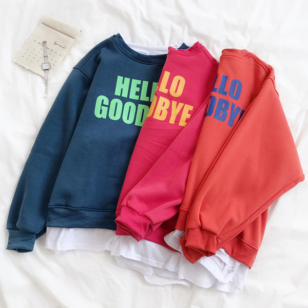 Καθημερινή γυναικεία μπλούζα σε τρία χρώματα με γράμματα και οβάλ ντεκολτέ