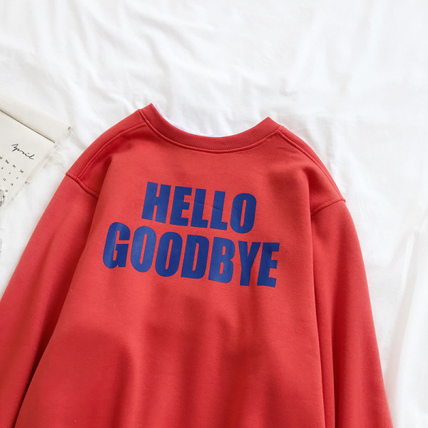 Καθημερινή γυναικεία μπλούζα σε τρία χρώματα με γράμματα και οβάλ ντεκολτέ