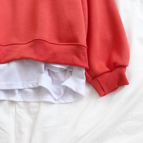 Καθημερινή γυναικεία μπλούζα σε τρία χρώματα με γράμματα και οβάλ ντεκολτέ