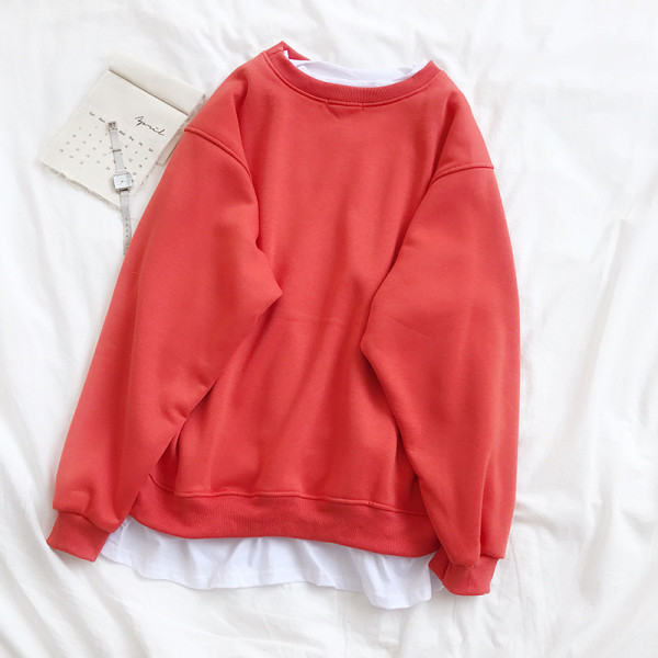 Καθημερινή γυναικεία μπλούζα σε τρία χρώματα με γράμματα και οβάλ ντεκολτέ