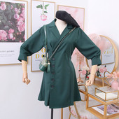 Új modell női ruha gombokkal, 7/8-as ujjakkal és spitz nyakkivágással több színben