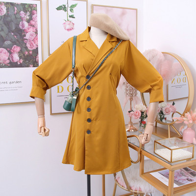 Új modell női ruha gombokkal, 7/8-as ujjakkal és spitz nyakkivágással több színben