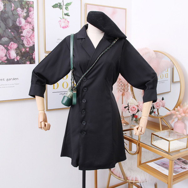 Új modell női ruha gombokkal, 7/8-as ujjakkal és spitz nyakkivágással több színben