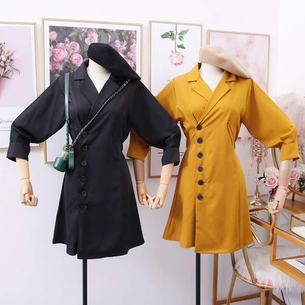 Új modell női ruha gombokkal, 7/8-as ujjakkal és spitz nyakkivágással több színben