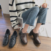 Γυναικεία καθημερινά έκο δερμάτινα παπούτσια σε μαύρο και καφέ χρώμα με χοντρό και χαμιλό τακούνι