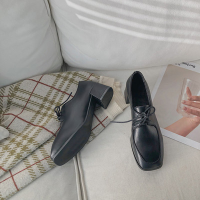 Γυναικεία καθημερινά έκο δερμάτινα παπούτσια σε μαύρο και καφέ χρώμα με χοντρό και χαμιλό τακούνι