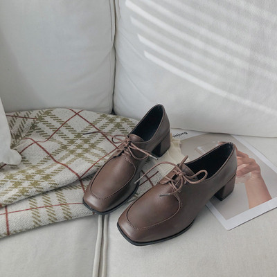 Γυναικεία καθημερινά έκο δερμάτινα παπούτσια σε μαύρο και καφέ χρώμα με χοντρό και χαμιλό τακούνι