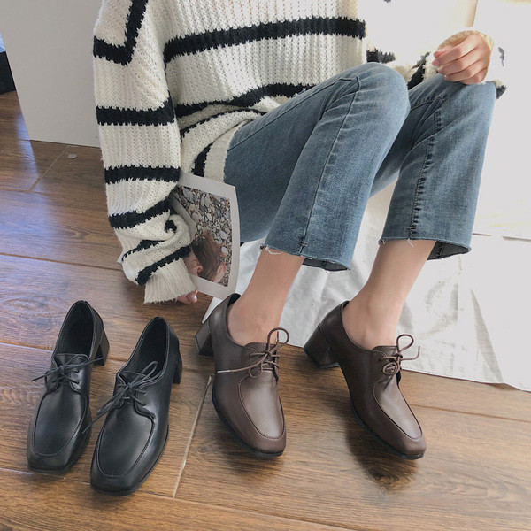 Γυναικεία καθημερινά έκο δερμάτινα παπούτσια σε μαύρο και καφέ χρώμα με χοντρό και χαμιλό τακούνι