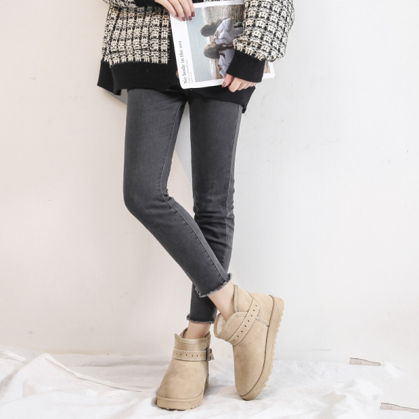 Női őszi-téli csizma öko velúrból, fekete és bézs színben