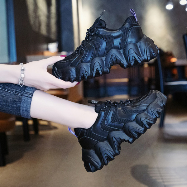 Αθλητικά casual γυναικεία παπούτσια με κορδόνια και τραχύ σόλα σε γκρι και μαύρο χρώμα